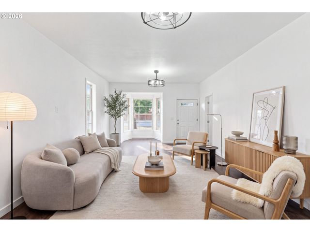 146 D St, Woodburn, OR 97071