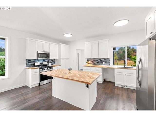 146 D St, Woodburn, OR 97071