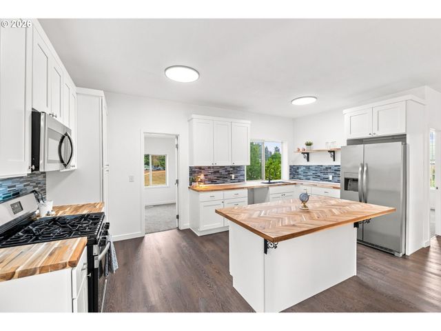 146 D St, Woodburn, OR 97071