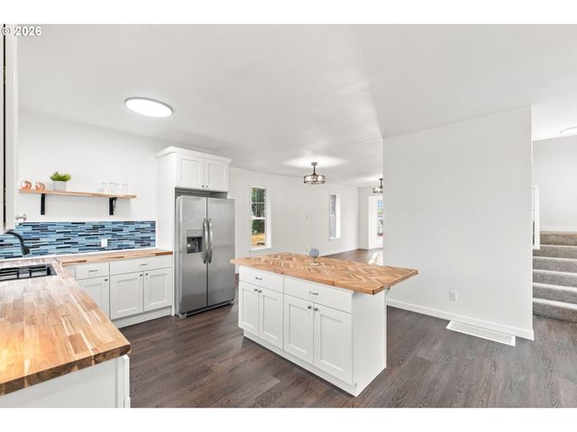 146 D St, Woodburn, OR 97071