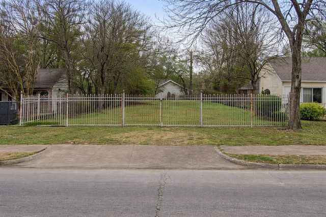 2831 W Clarendon Drive, Dallas, TX 75211