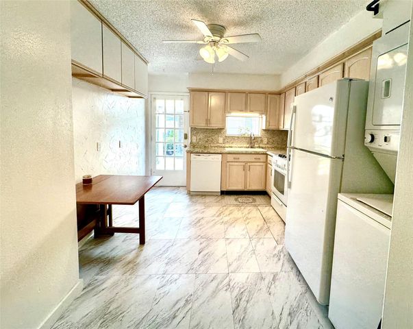 1016 E Tri Oaks Lane 79, Houston, TX 77043