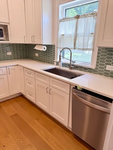 124 E Sunnyside Avenue, Libertyville, IL 60048