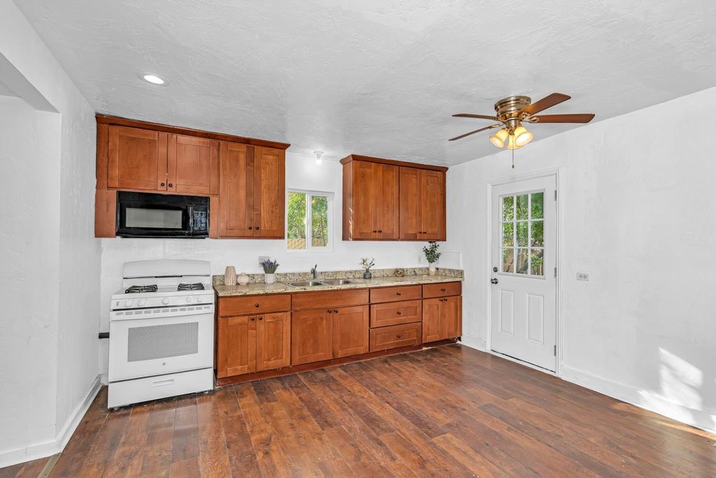 Image 10 of property listing at 710 S G Street, Madera, CA 93637