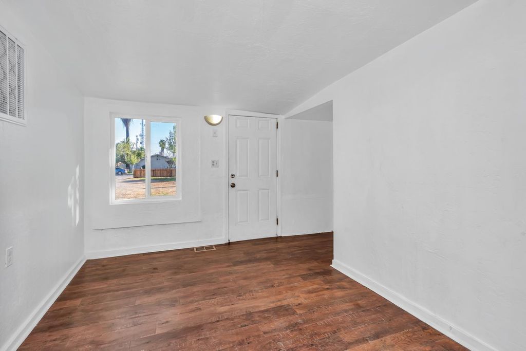 Image 5 of property listing at 710 S G Street, Madera, CA 93637