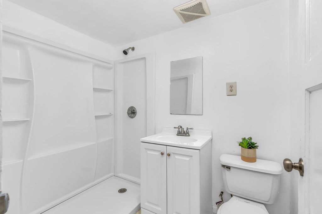 Image 6 of property listing at 710 S G Street, Madera, CA 93637