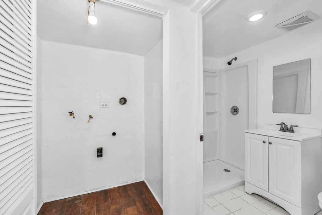 Image 7 of property listing at 710 S G Street, Madera, CA 93637