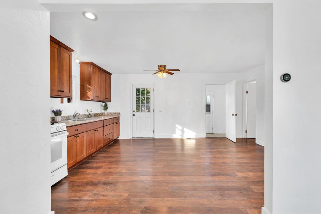 Image 9 of property listing at 710 S G Street, Madera, CA 93637