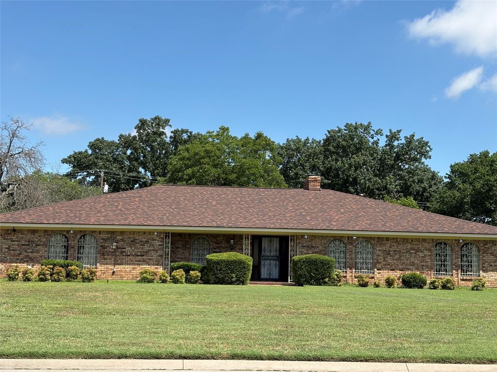 1210 W Westhill Drive, Cleburne, TX 76033