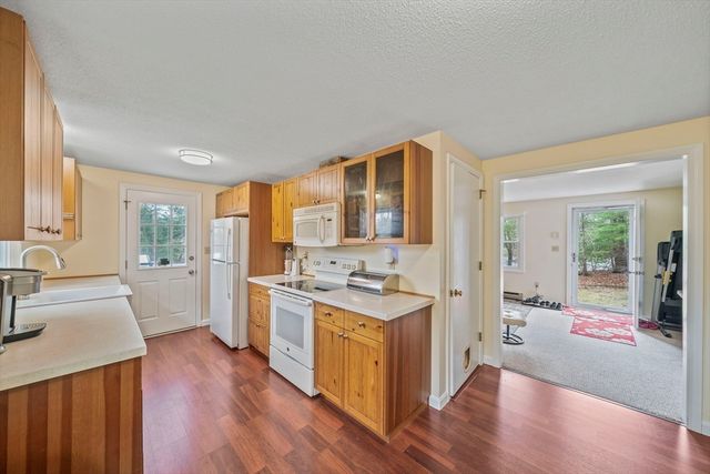 1 Carver Rd, Plymouth, MA 02360