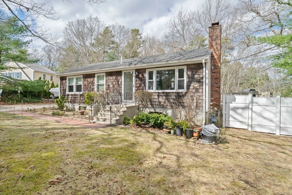 1 Carver Rd, Plymouth, MA 02360