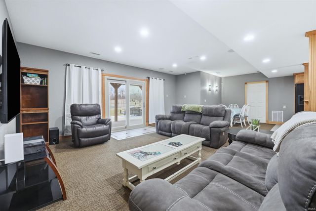 4516 Hollopeter Road, Leo, IN 46765