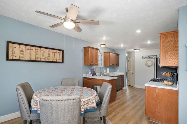 4236 S Shady Lake Avenue, Springfield, MO 65810