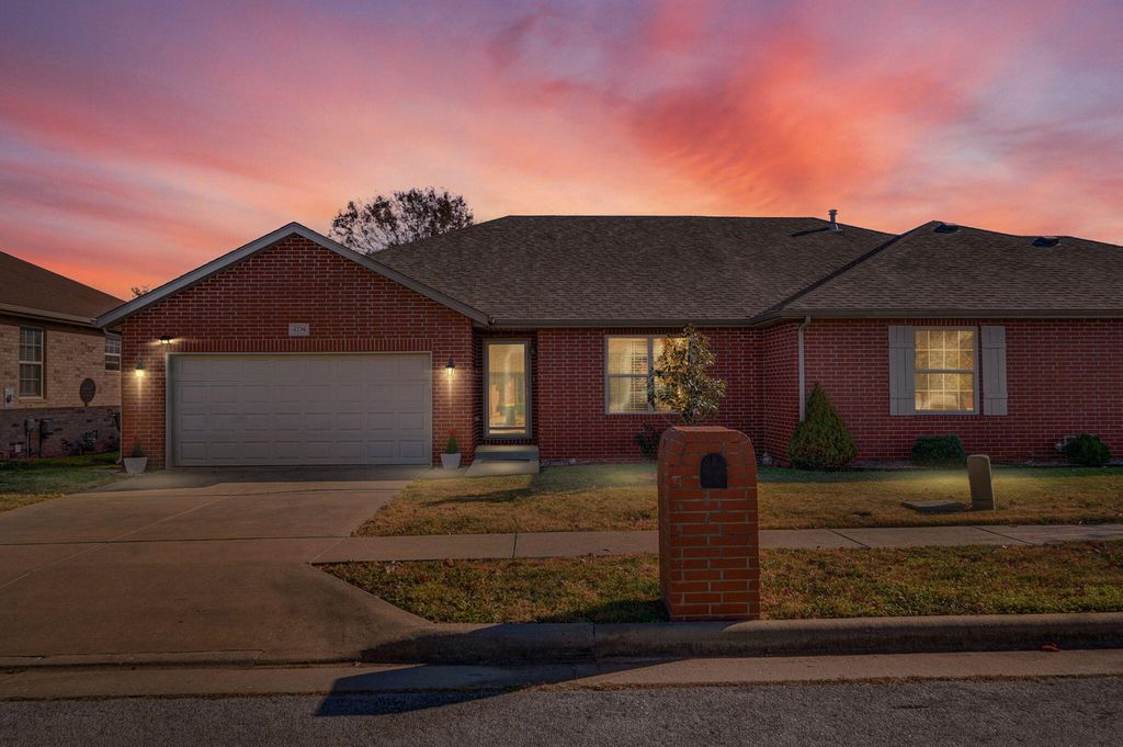 4236 S Shady Lake Avenue, Springfield, MO 65810