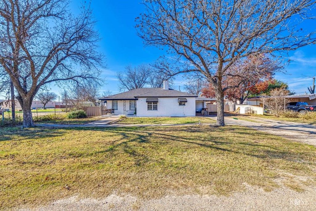 Image 2 of property listing at 205 Broadway St, Miles, TX 76861