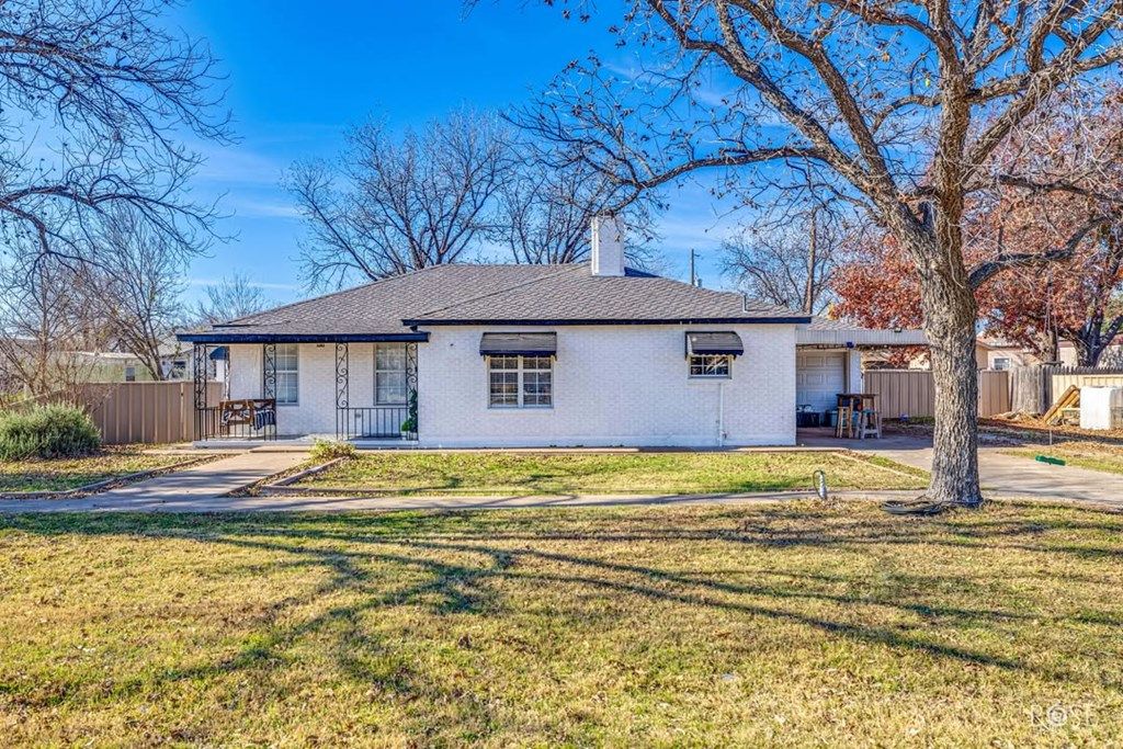 Image 3 of property listing at 205 Broadway St, Miles, TX 76861