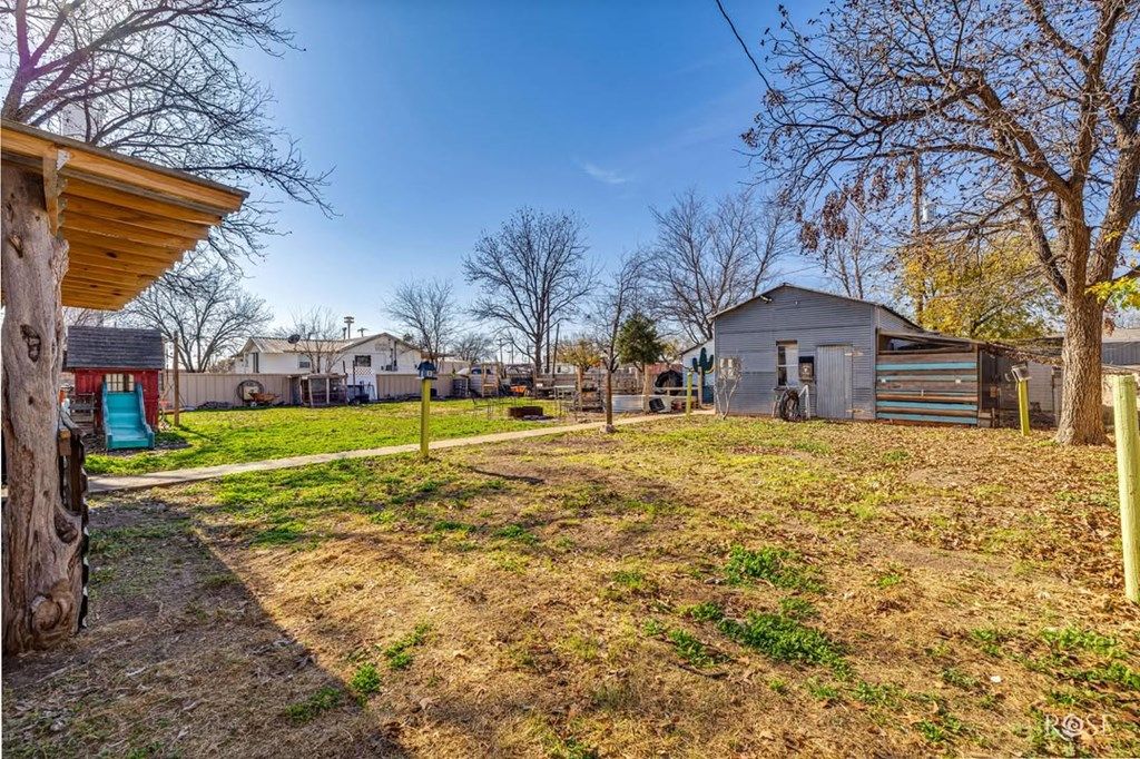 Image 30 of property listing at 205 Broadway St, Miles, TX 76861