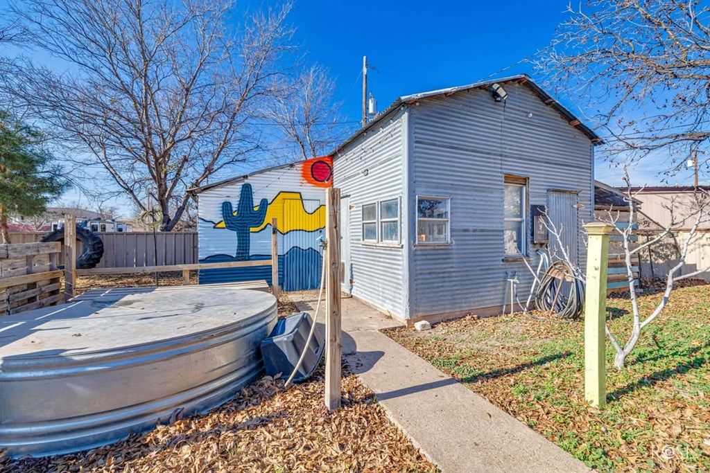 Image 35 of property listing at 205 Broadway St, Miles, TX 76861