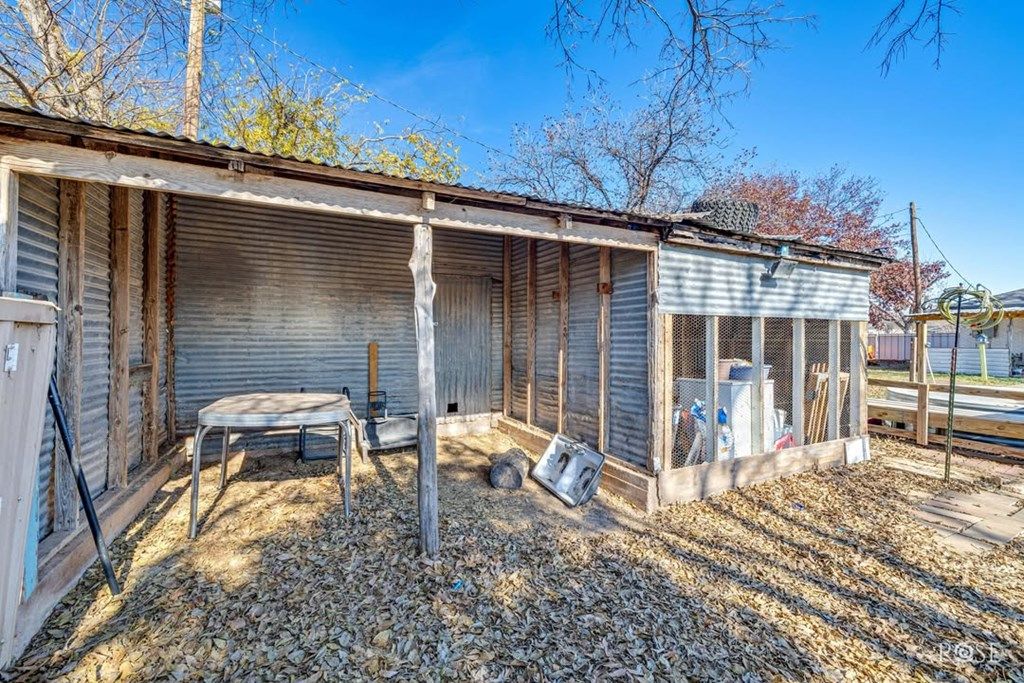 Image 37 of property listing at 205 Broadway St, Miles, TX 76861