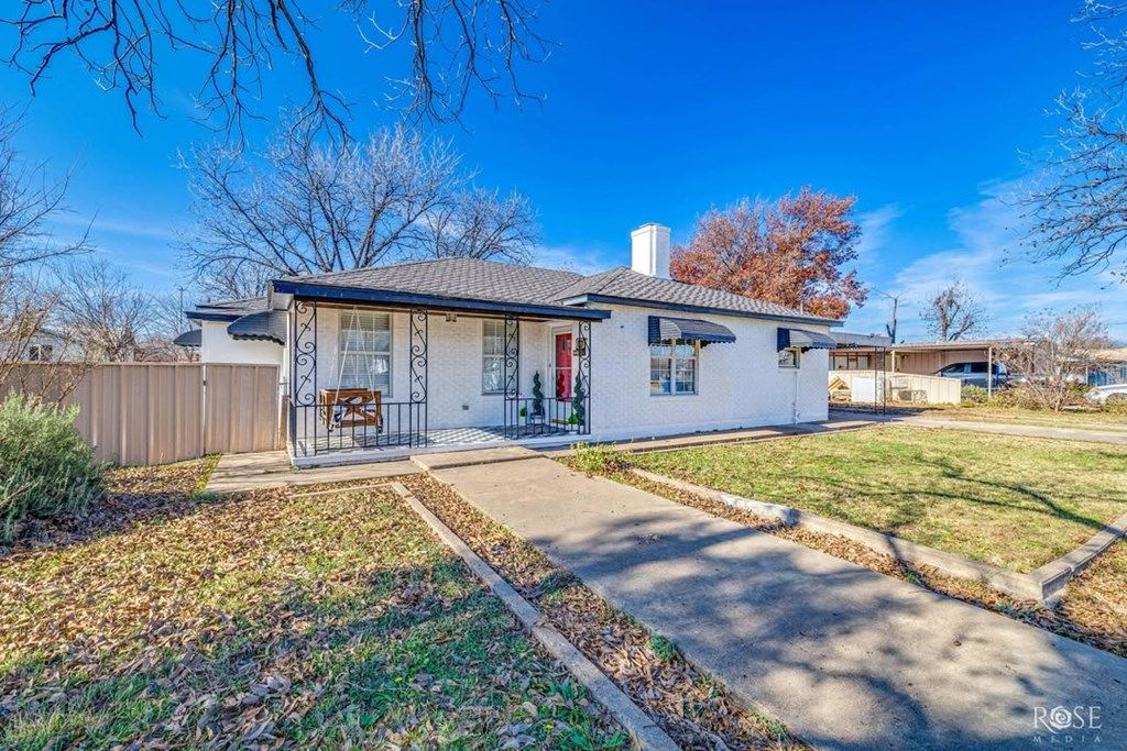 Image 4 of property listing at 205 Broadway St, Miles, TX 76861