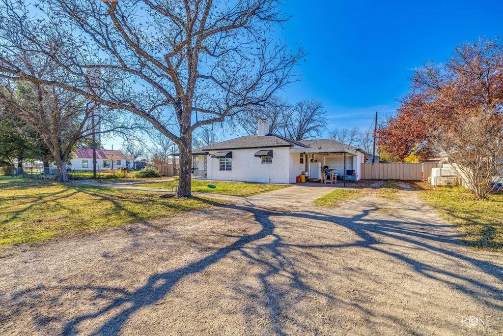 Image 5 of property listing at 205 Broadway St, Miles, TX 76861