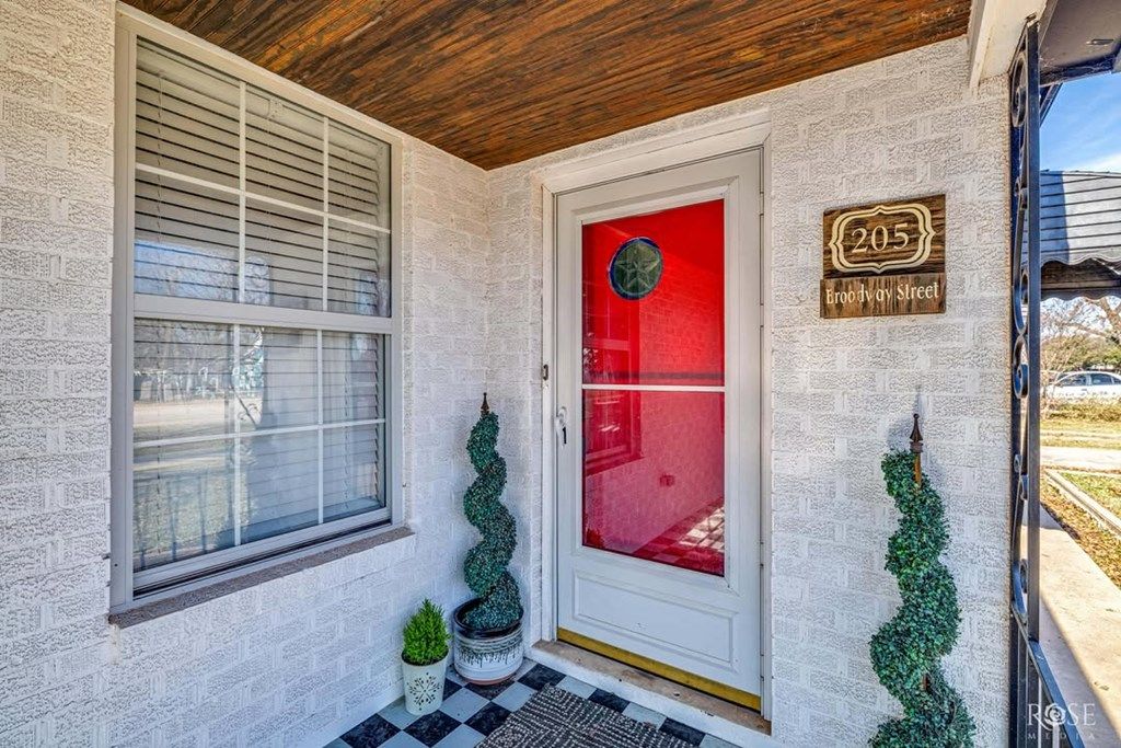 Image 6 of property listing at 205 Broadway St, Miles, TX 76861