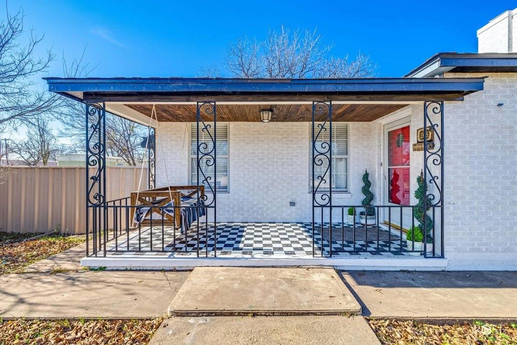Image 7 of property listing at 205 Broadway St, Miles, TX 76861