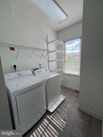 22806 BREEZY HOLLOW DR, Brambleton, VA 20148