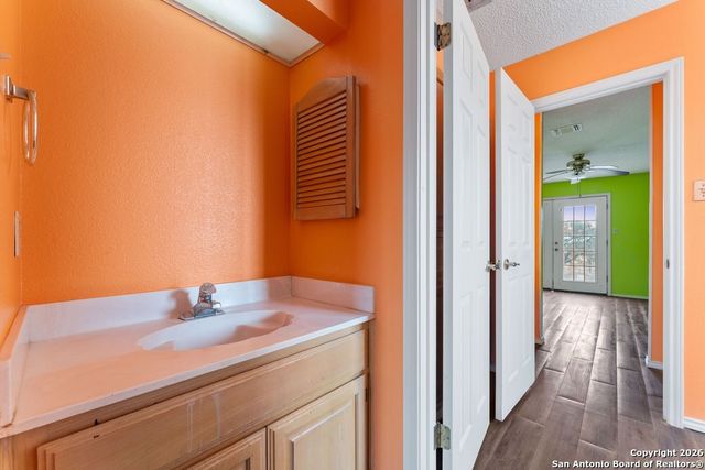 5421 Lockhill, San Antonio, TX 78240