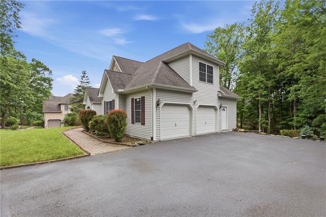 608 Washington XING, Smithfield Twp, PA 18301