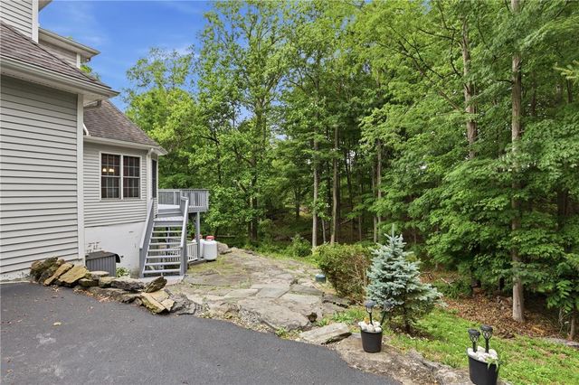 608 Washington XING, Smithfield Twp, PA 18301