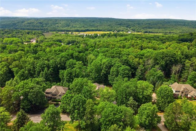 608 Washington XING, Smithfield Twp, PA 18301