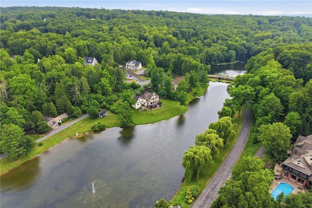 608 Washington XING, Smithfield Twp, PA 18301