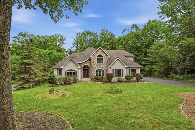 608 Washington XING, Smithfield Twp, PA 18301
