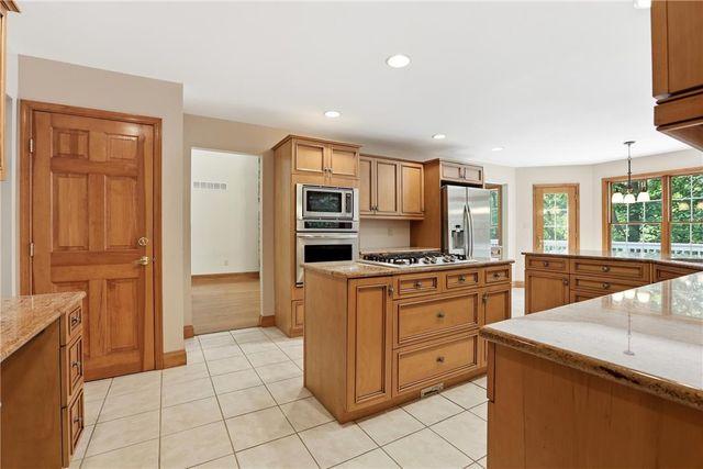 608 Washington XING, Smithfield Twp, PA 18301