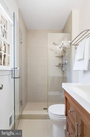 202 GLEN AVE SW, Vienna, VA 22180