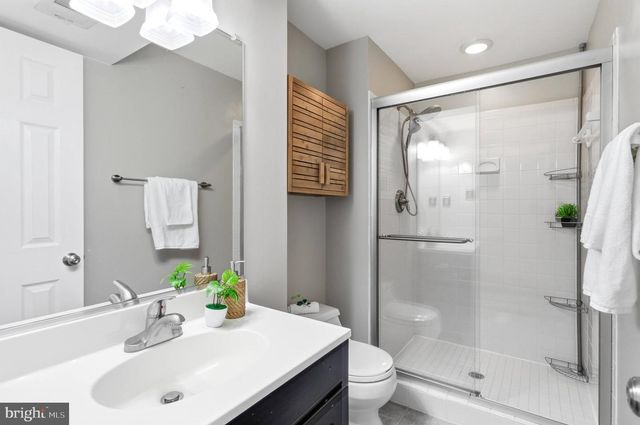 202 GLEN AVE SW, Vienna, VA 22180