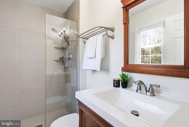 202 GLEN AVE SW, Vienna, VA 22180