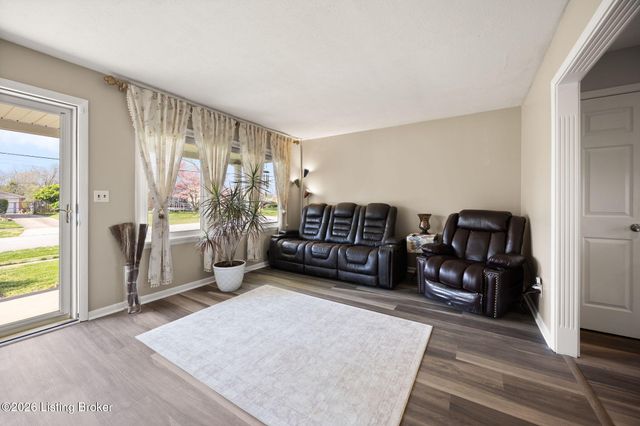 2407 Roddy Rd, Louisville, KY 40216