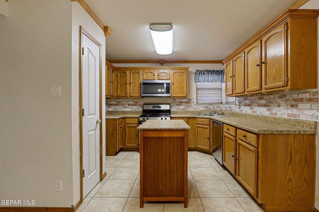 11001 Essex Falls Lane, El Paso, TX 79934