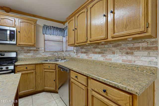 11001 Essex Falls Lane, El Paso, TX 79934