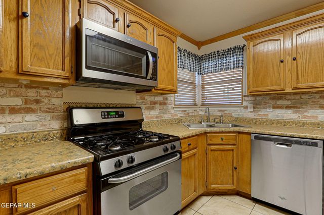 11001 Essex Falls Lane, El Paso, TX 79934