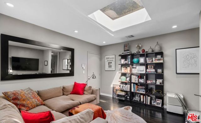 2530 Hutton Drive, Beverly Hills, CA 90210