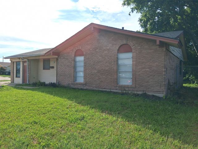 3205 Pacesetter Drive, Dallas, TX 75241