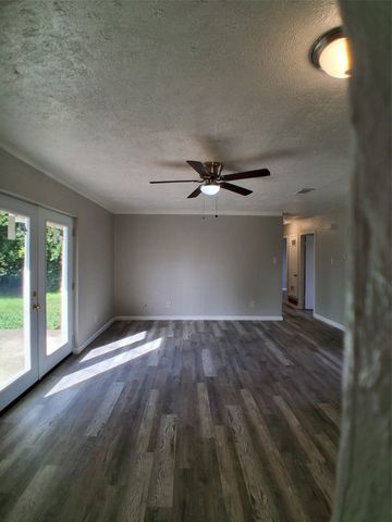 3205 Pacesetter Drive, Dallas, TX 75241