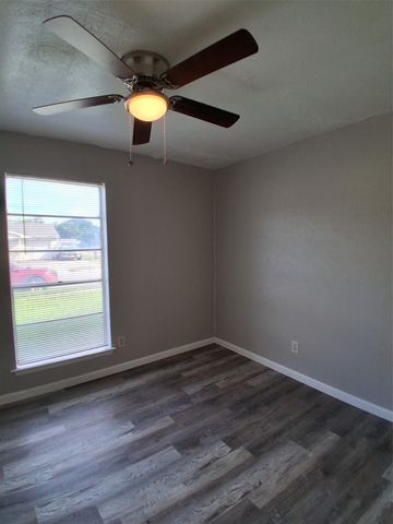 3205 Pacesetter Drive, Dallas, TX 75241