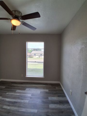3205 Pacesetter Drive, Dallas, TX 75241