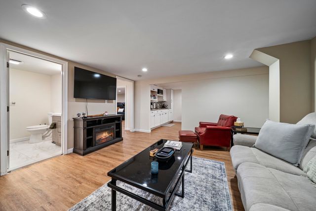 23 Parkhurst Drive, Nashua, NH 03062