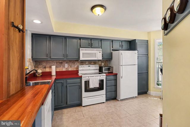 16 VILLAGE DR, Schwenksville, PA 19473