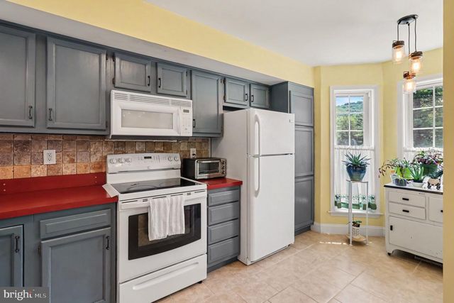16 VILLAGE DR, Schwenksville, PA 19473